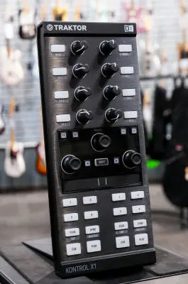 Native Instruments - Traktor Kontrol X1 MKII DJ Controller